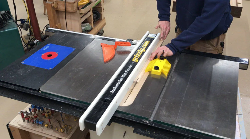 Meistere präzise Holzbearbeitung mit dem Magswitch Universal Featherboard PRO